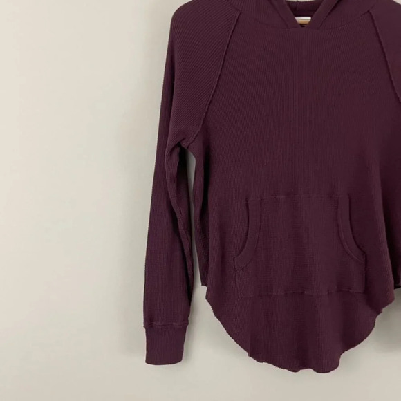 Aritzia TNA Maroon Red Waffle Knit Long Sleeve Hoodie Size XXS - Picture 6 of 6